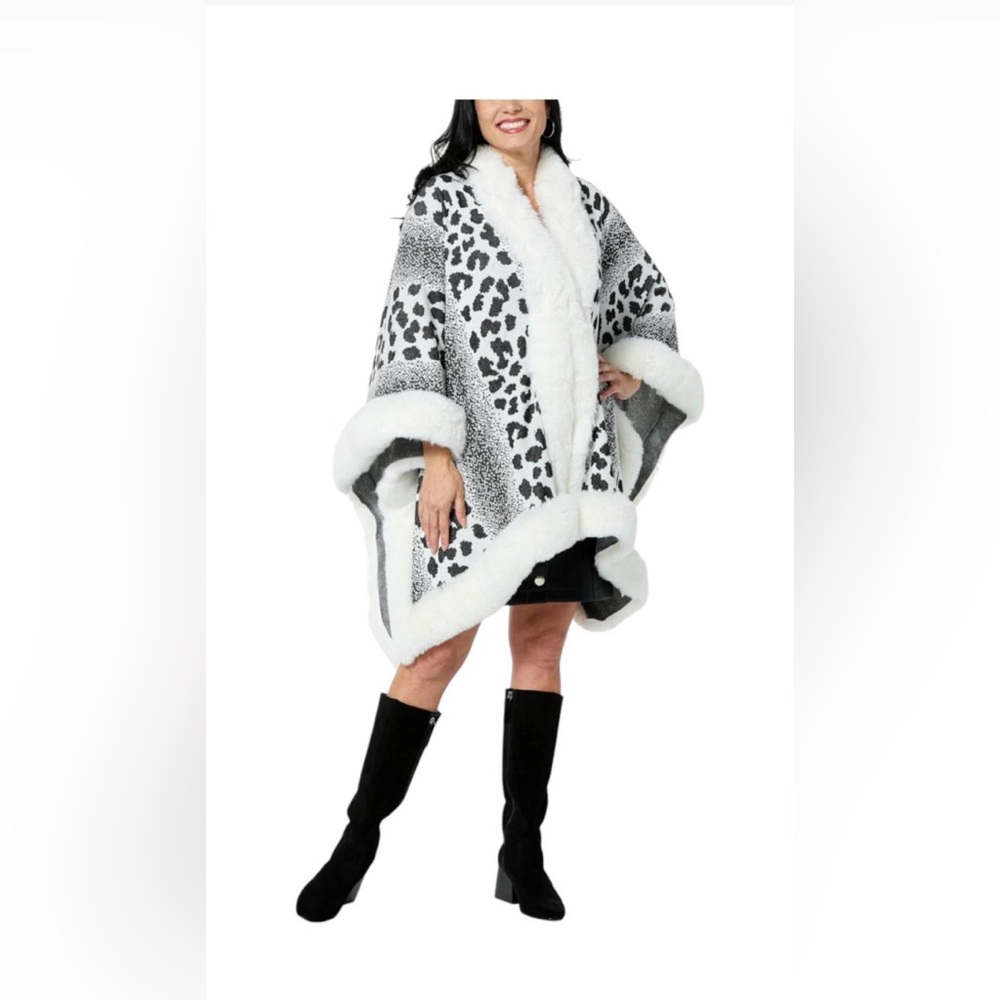 Kathy Ireland Black and White Textured Poncho Size O/S
